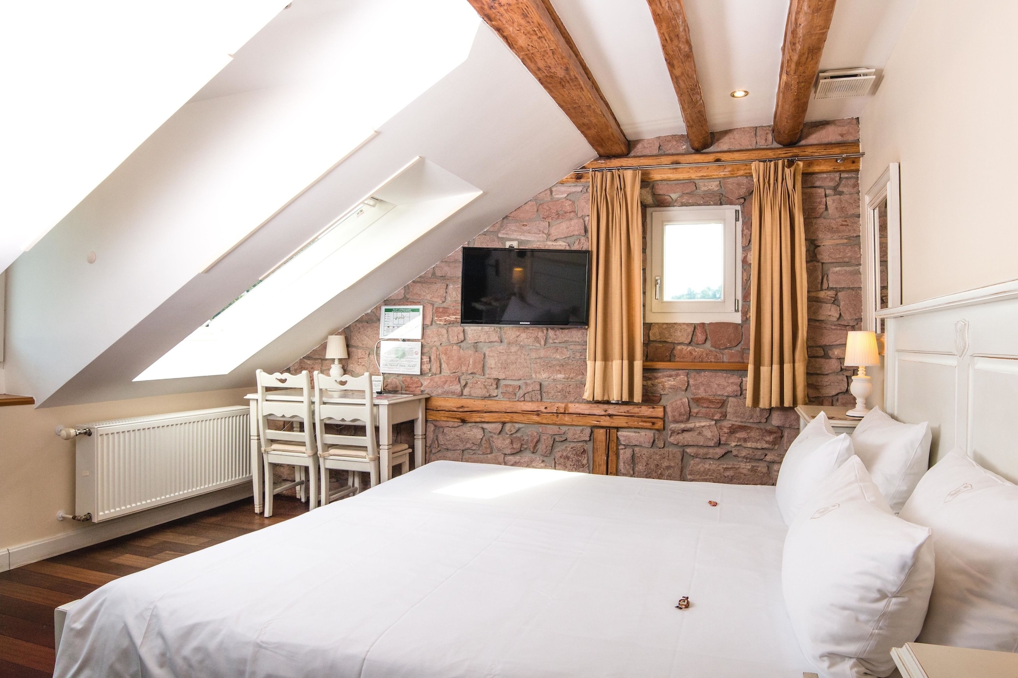 SUPERIOR, QUEEN BED