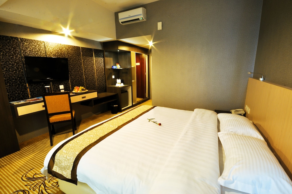 Hermes Palace Medan 12/58