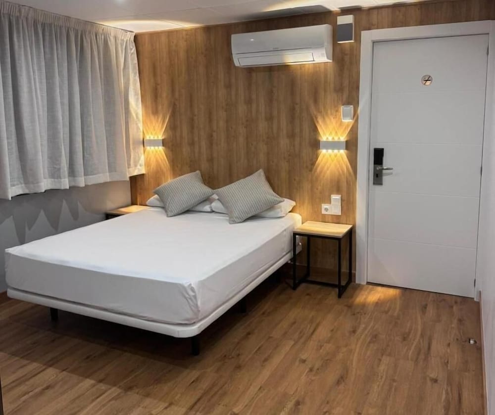 ECONOMY, DOUBLE OR TWIN BED
