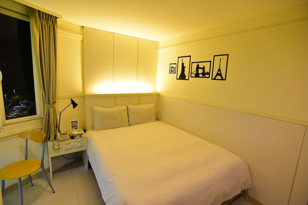 ROOM, DOUBLE BED
