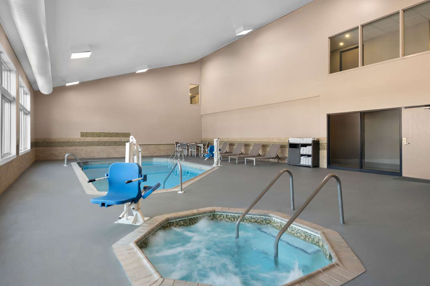 Country Inn and Suites by Radisson Coon Rapids MN 9/32
