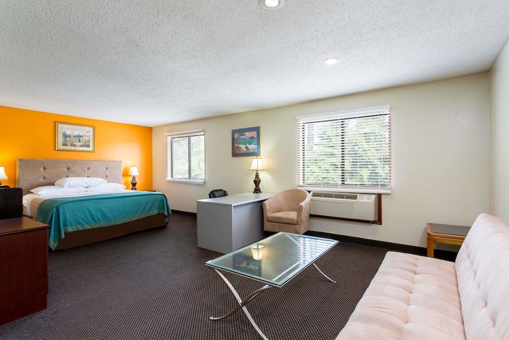 Super 8 By Wyndham Greensboro/Coliseum/Conv. 15/19