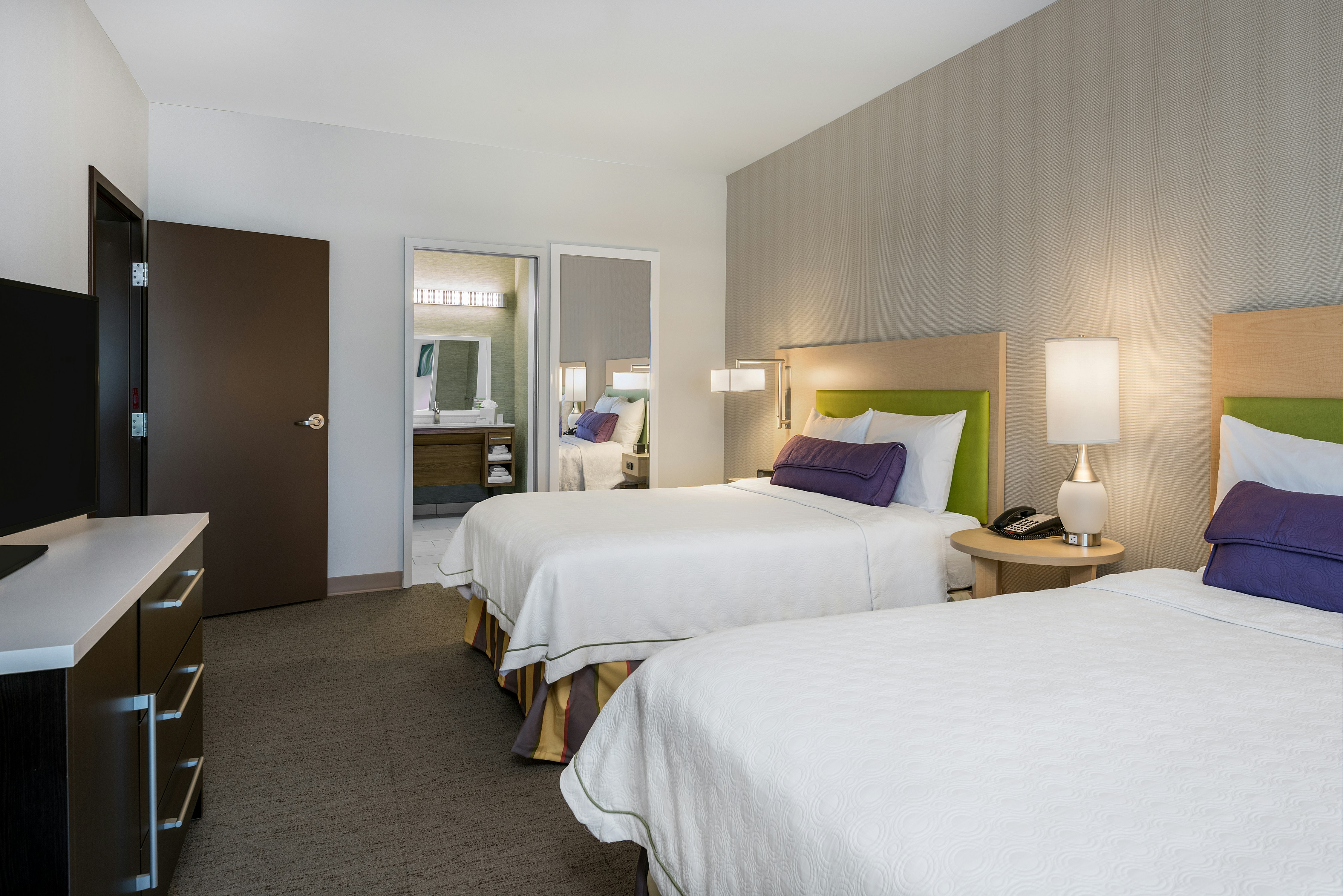 STUDIO, 2 QUEEN BEDS