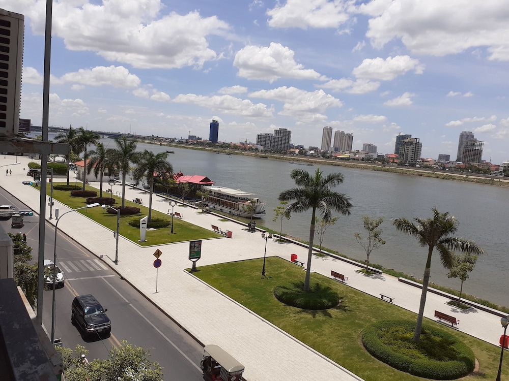 New Season Riverside Hotel 37/46