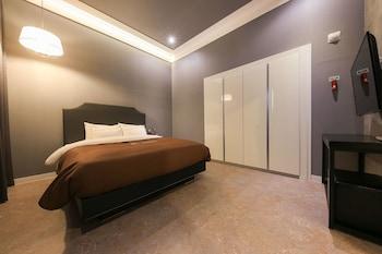 1 Bedroom, Deluxe, Suite, King Bed, Ocean View, Low Floor