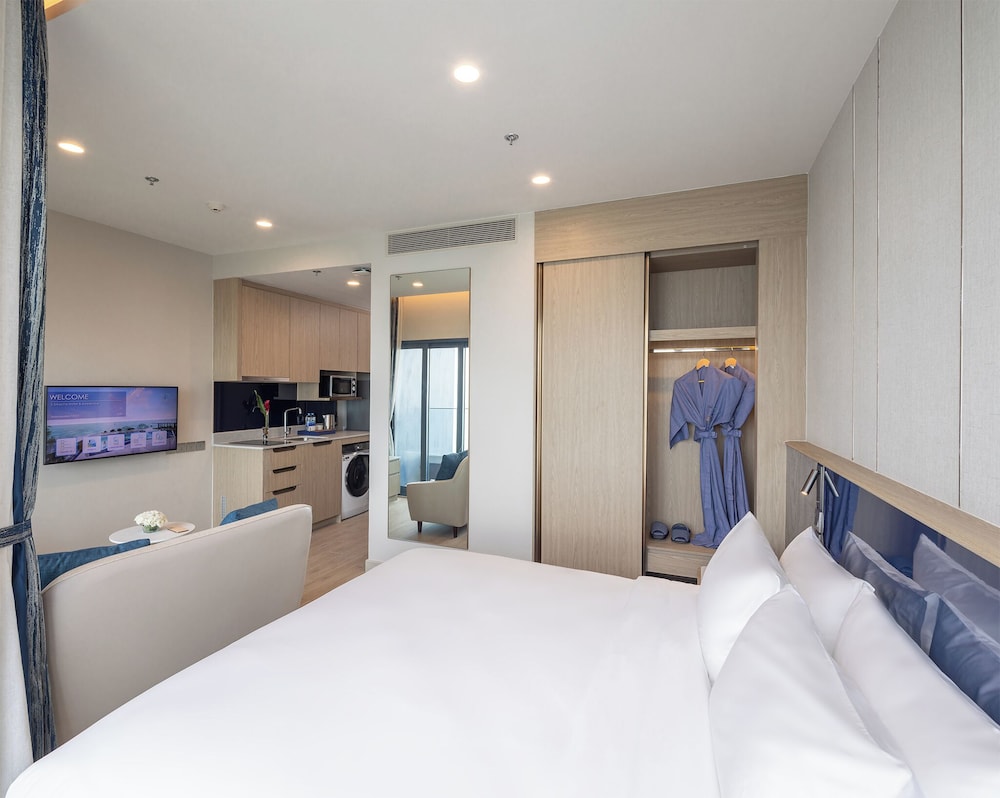 DELUXE, KING BED