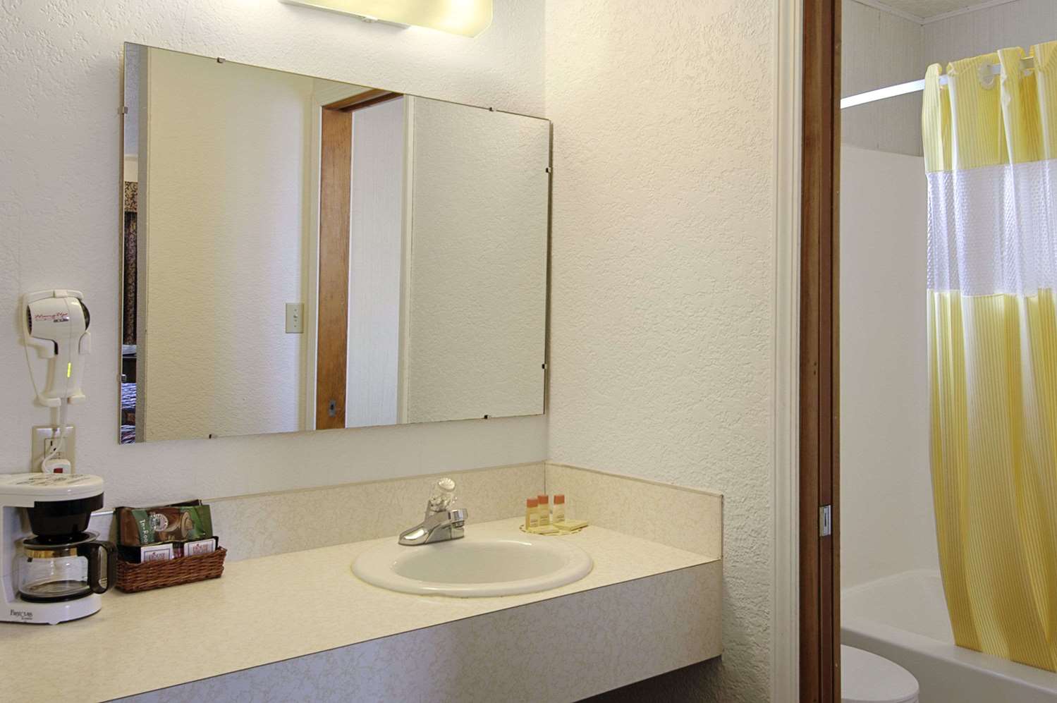 Days Inn By Wyndham Mackinaw City - Lakeview 28/28