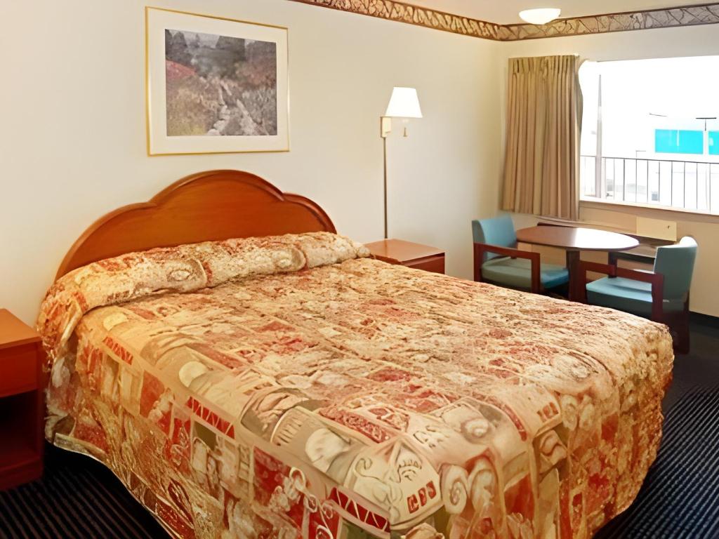 ROOM, KING BED, SMOKING