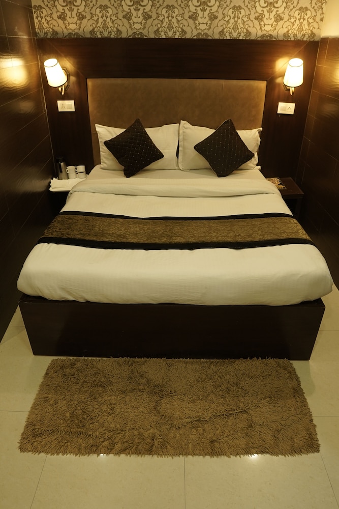 Oyo 12206 Hotel The Black Gold 23/50
