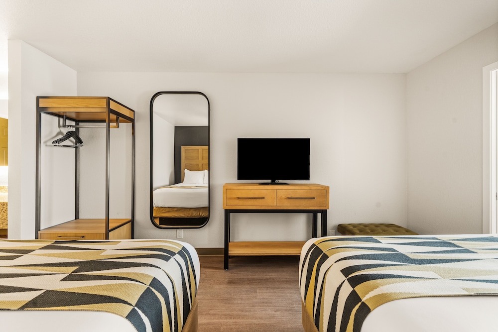 Oxford Suites Redding 60/64