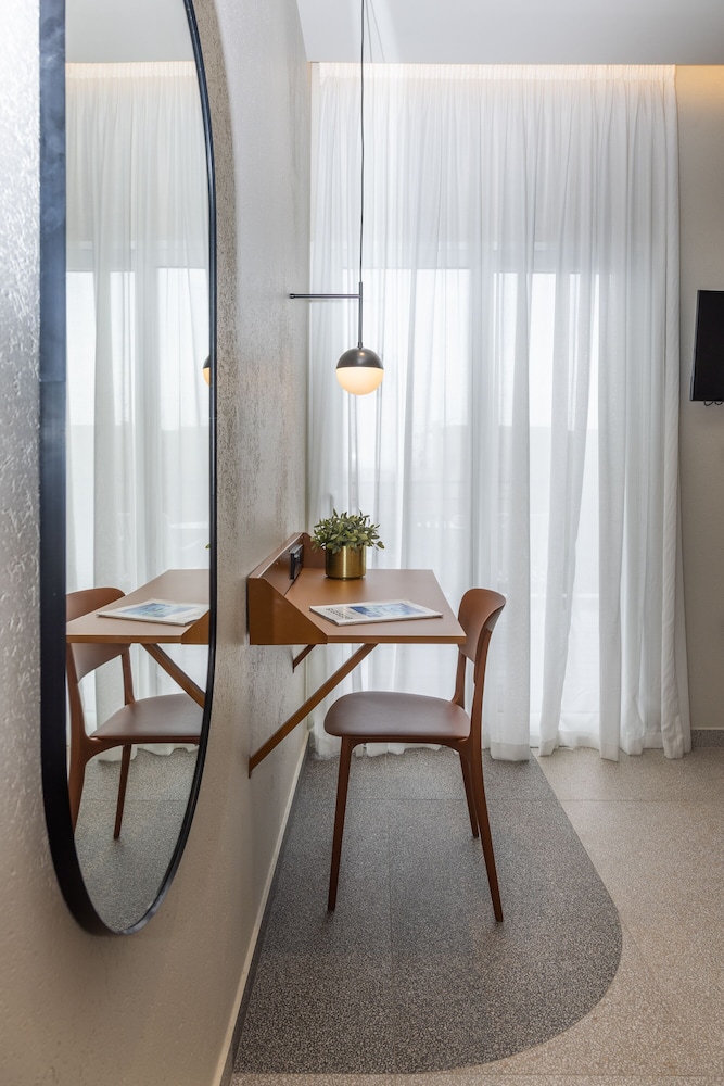 Evripides Hotel 41/69