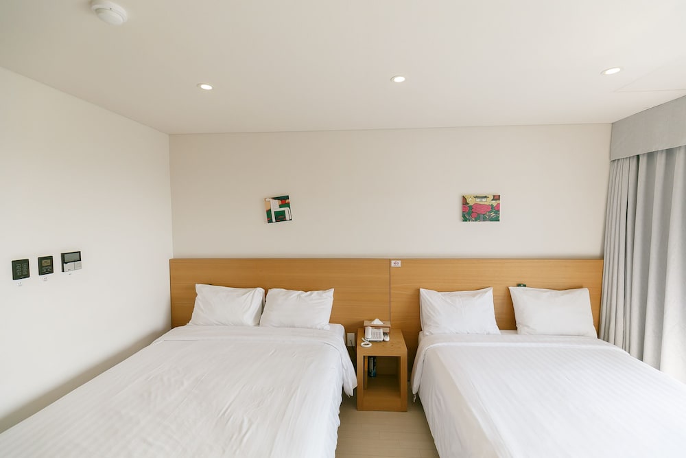 SUPERIOR, 2 DOUBLE BEDS, BATHTUB
