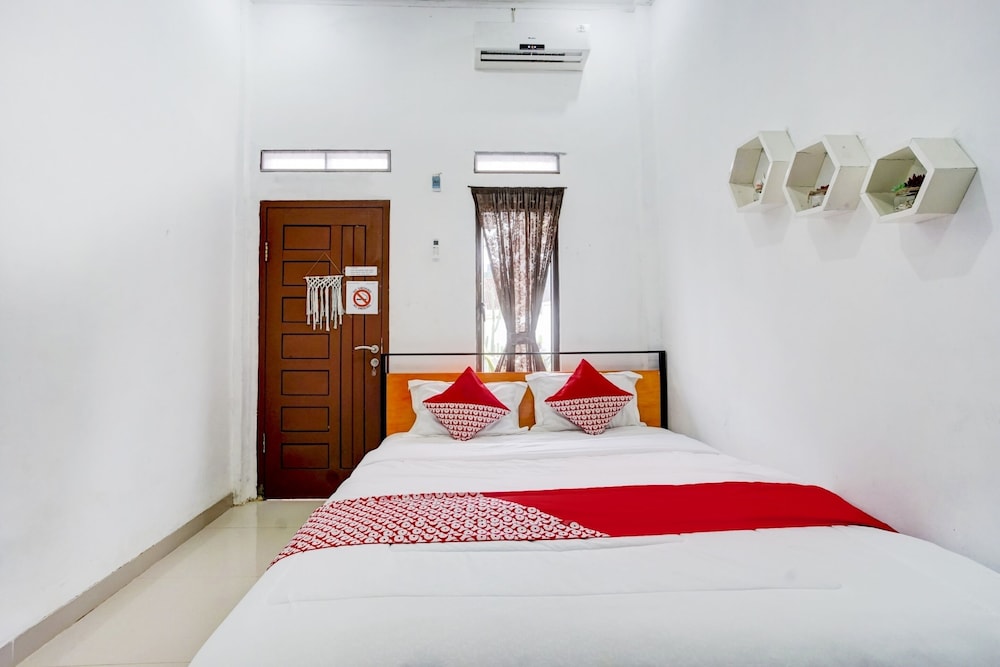 OYO 90124 Oemah Ratu Hostel Syariah 7/28