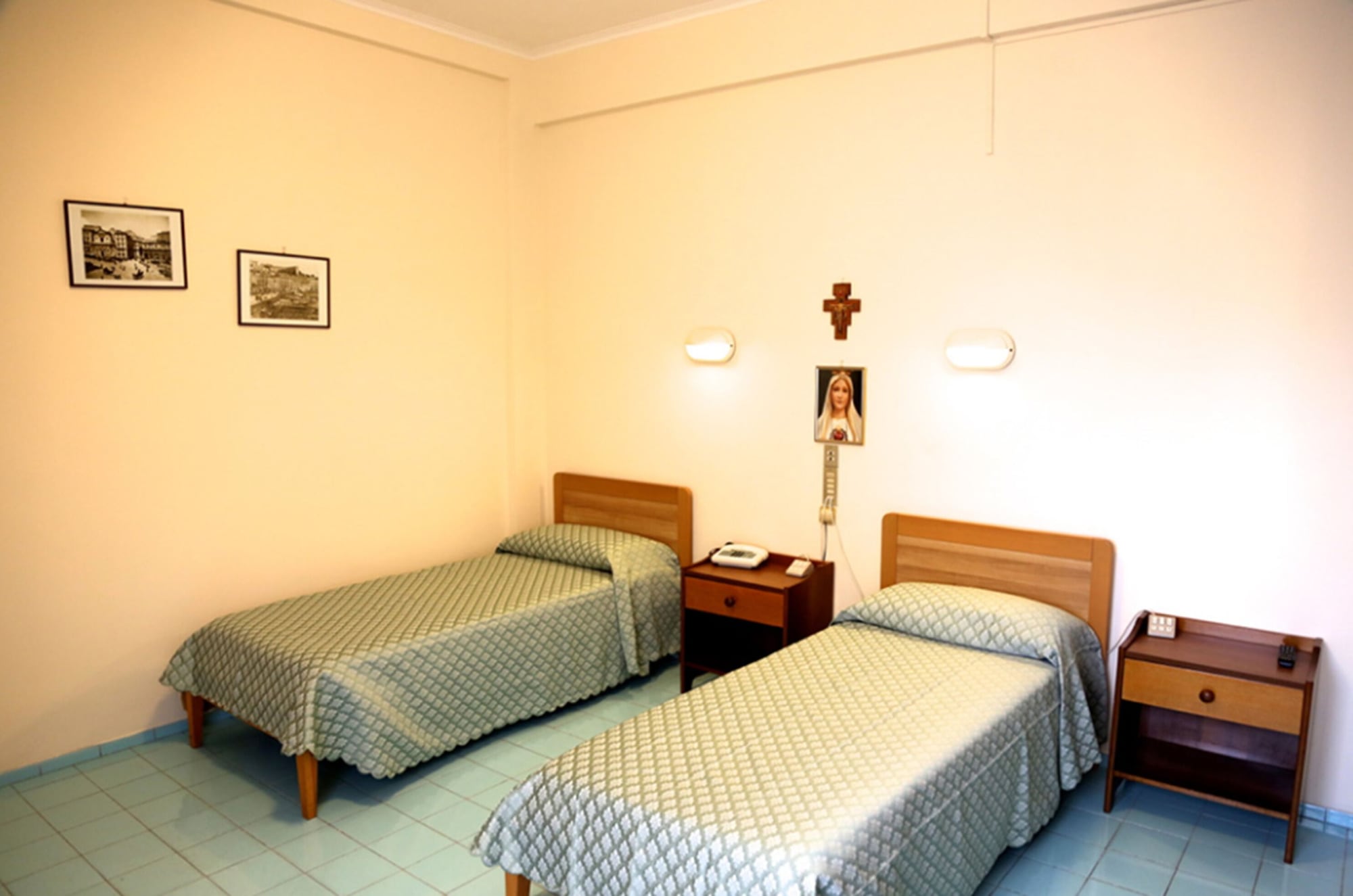 ROOM, DOUBLE OR TWIN BED