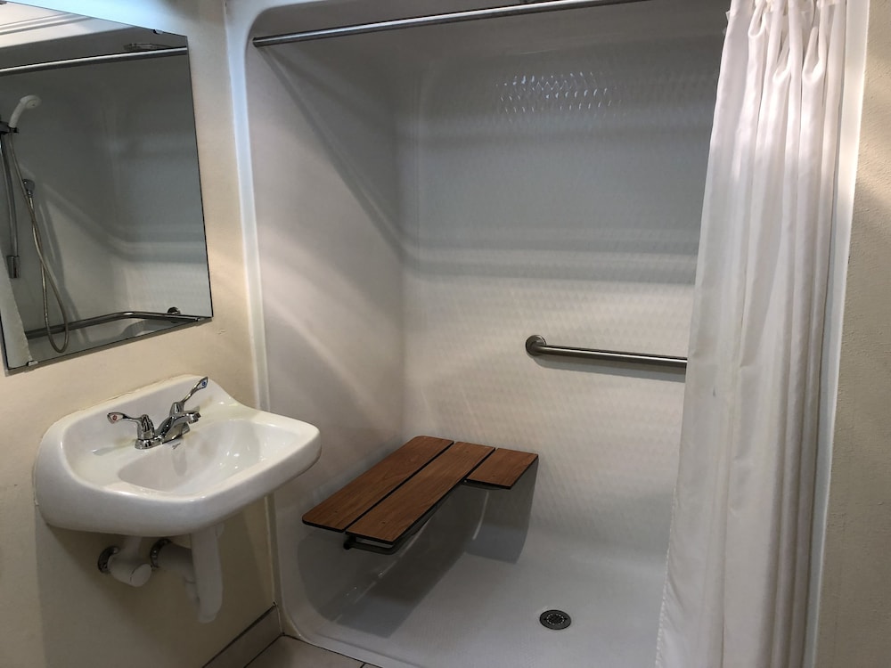 Days Inn by Wyndham Batavia Ohio 19/22