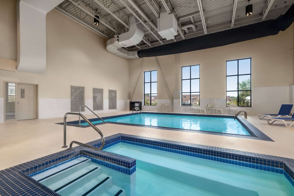 Microtel Inn & Suites Montreal Airport-Dorval QC 13/35