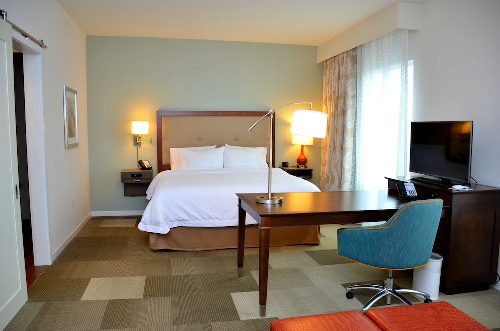Hampton Inn Suites Deland 36/77
