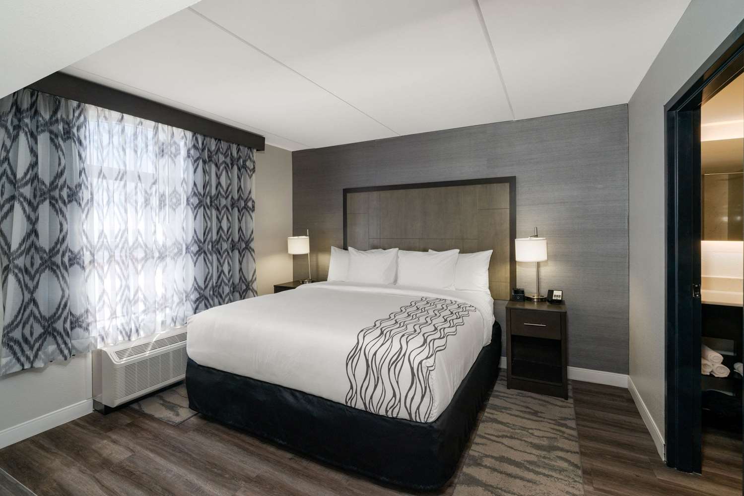 La Quinta Inn and Suites by Wyndham Raleigh Downtown North 9/47