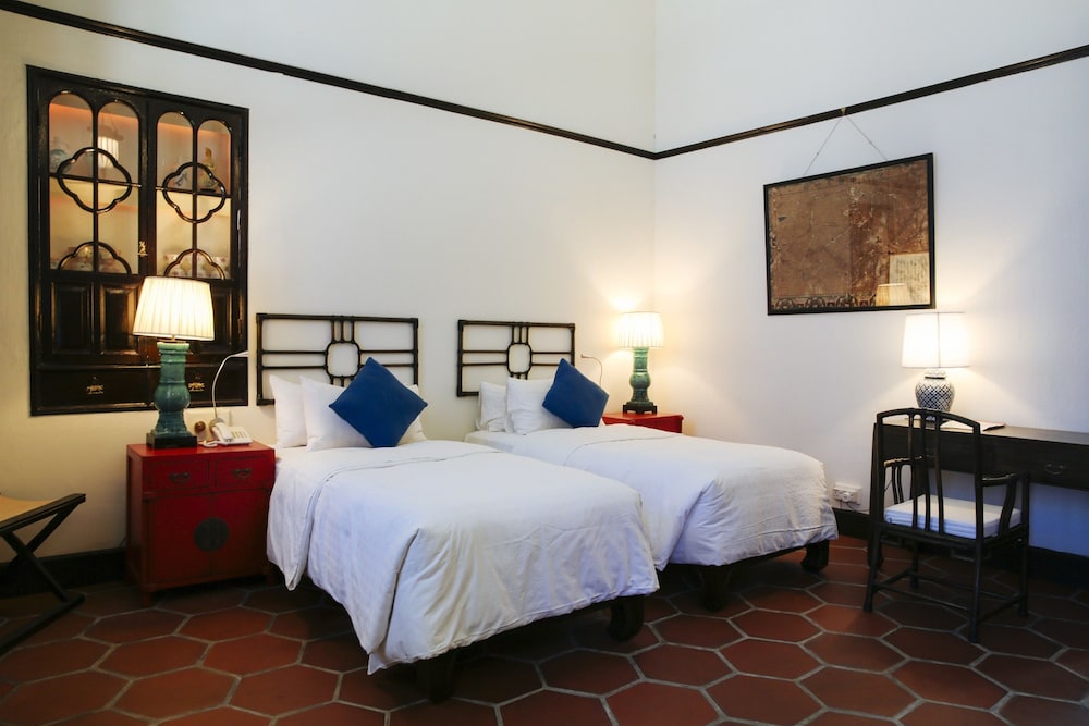 ROOM, TWIN BEDS, POOL ACCESS