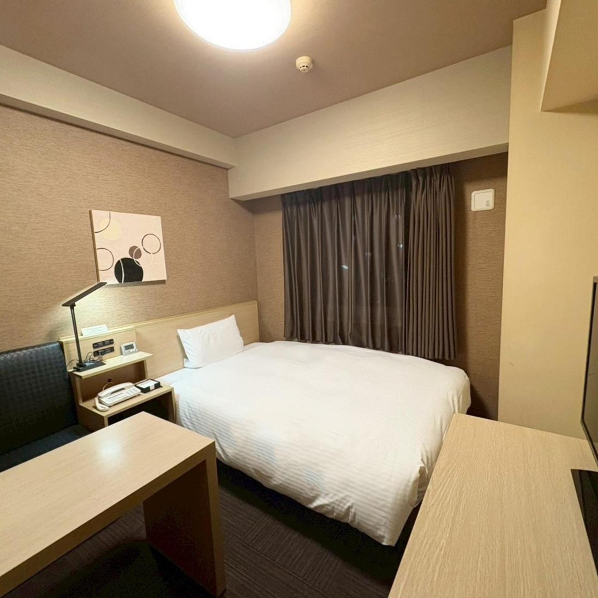 ROOM, SINGLE, SMOKING