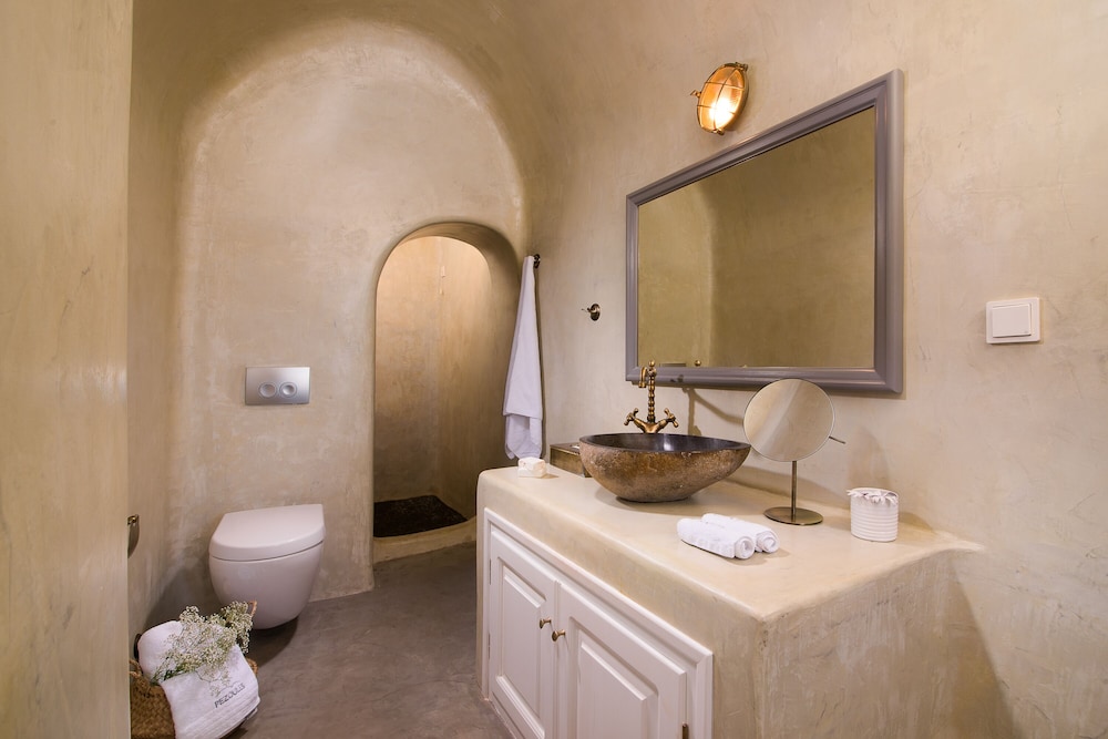 Cave, Suite, King Bed, Caldera View, Sofa, Hot Tub