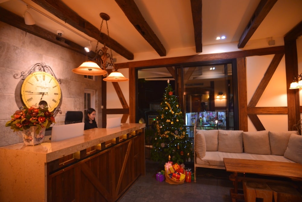 Le Charcoa Hotel 10/74