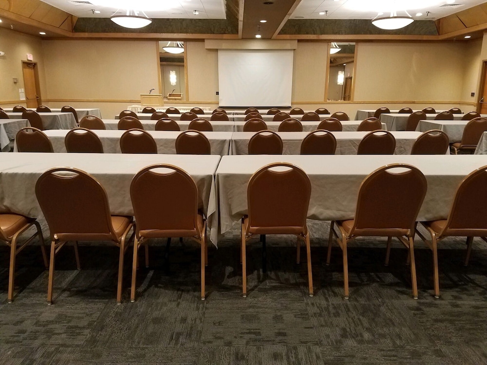 Crossroads Hotel Huron Event Center 38/50