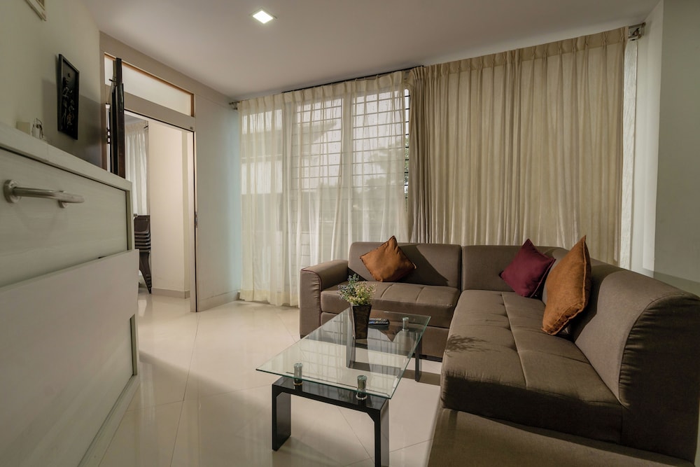 4 Seasons Suites 38/50