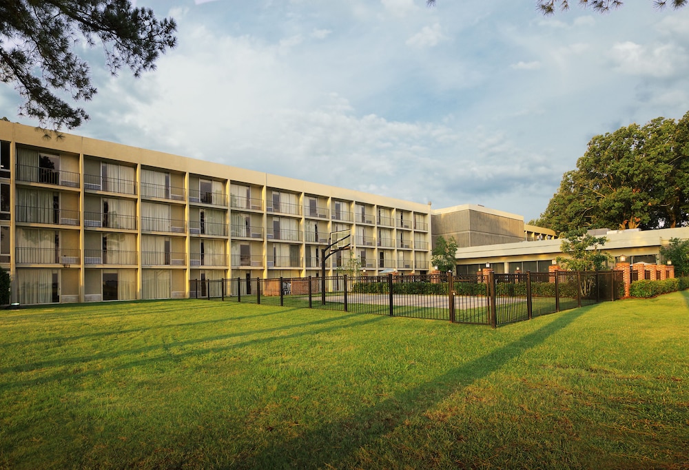 Whispering Woods Hotel & Conference Center 38/39