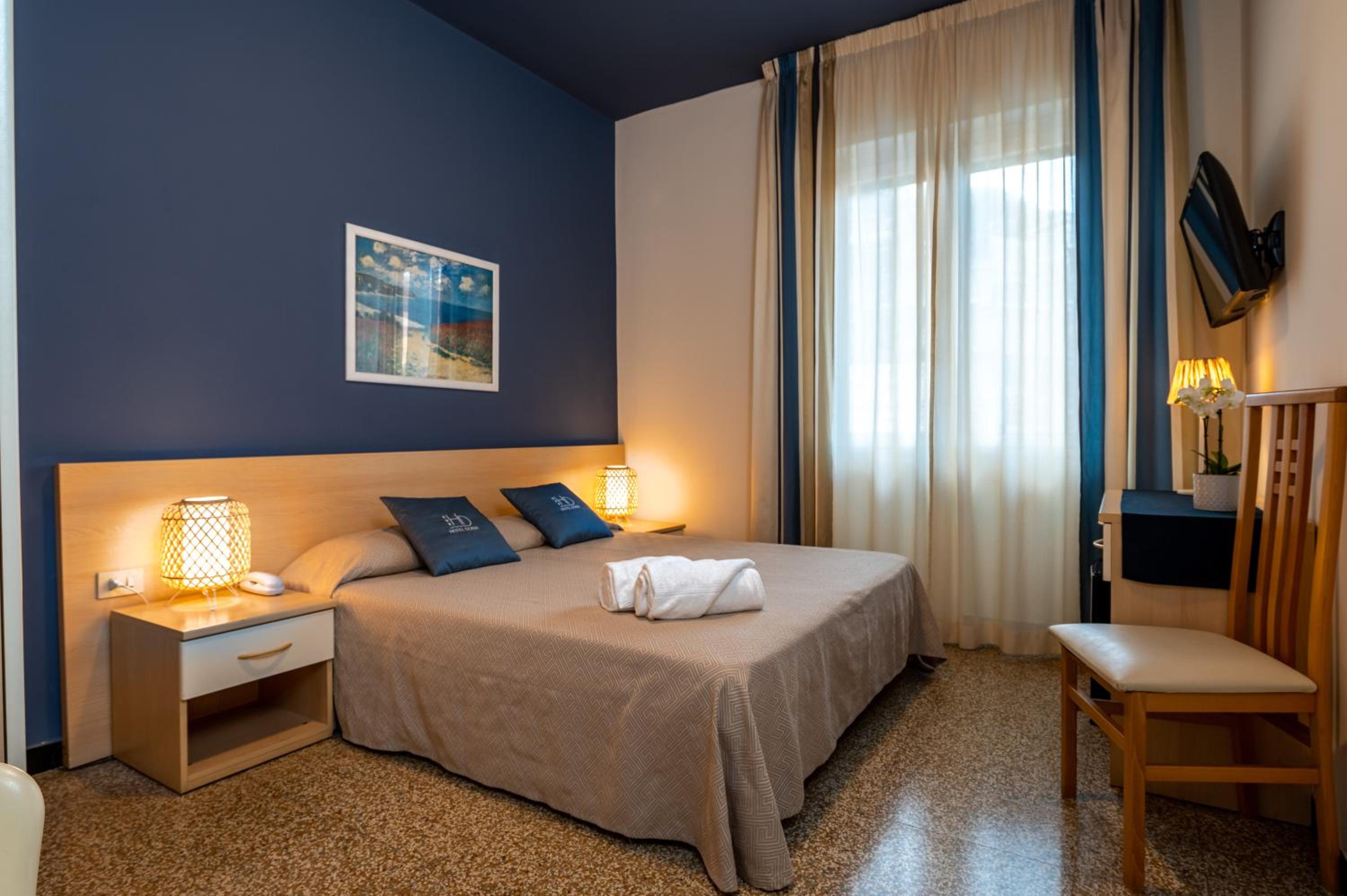 ROOM, DOUBLE BED