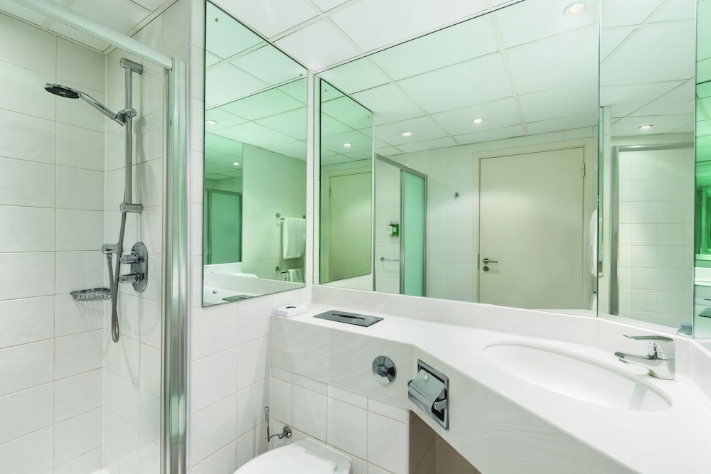 Ramada Hotel & Suites by Wyndham Coventry 8/38