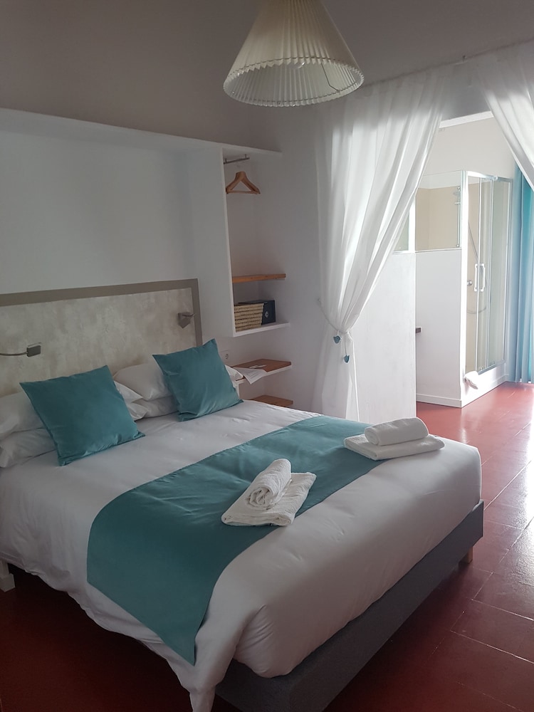 1 BEDROOM, SUITE