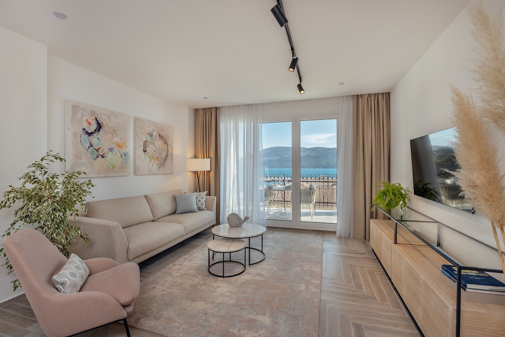 Lazure Hotel and Marina 18/50