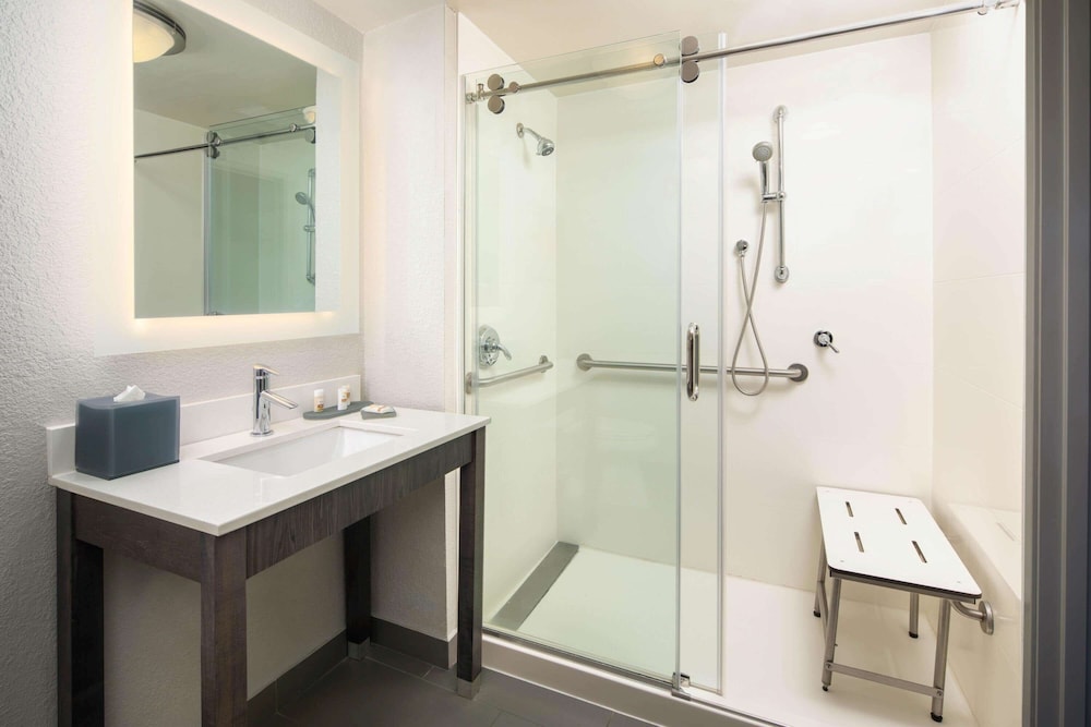 La Quinta Inn & Suites by Wyndham Atlanta Airport North 29/60