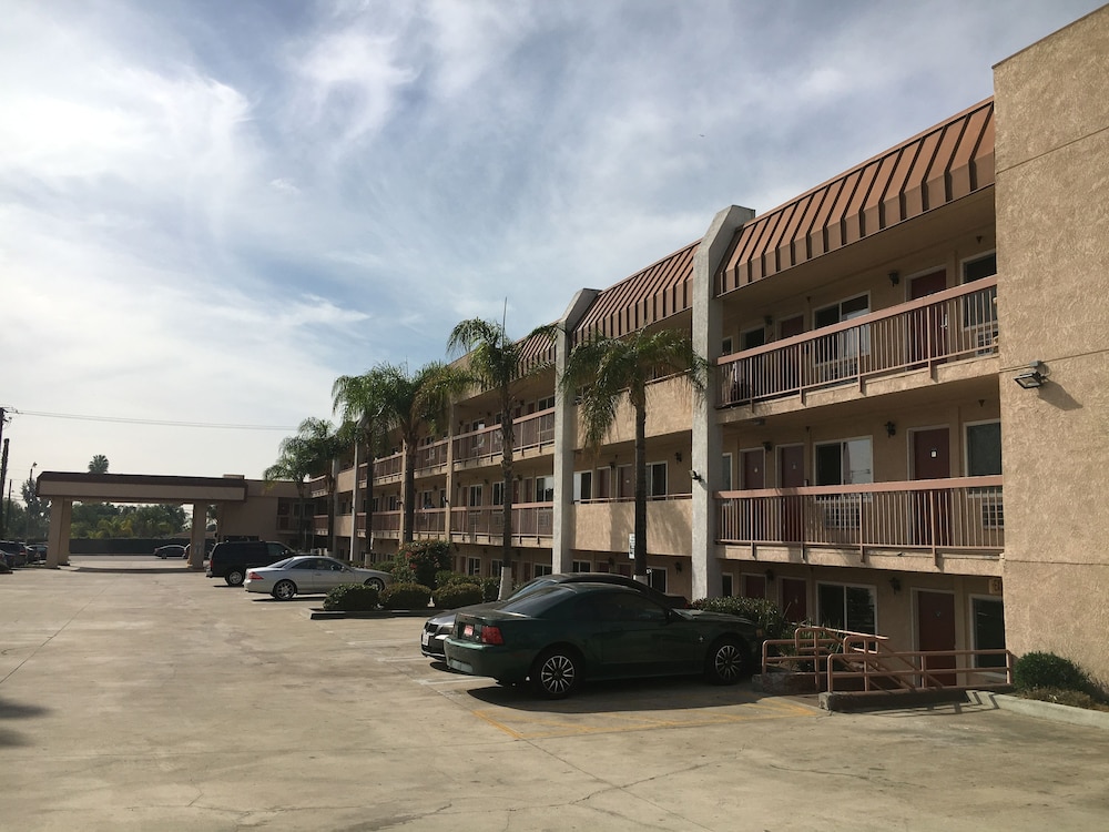 Days Inn by Wyndham Ontario Airport 6/23