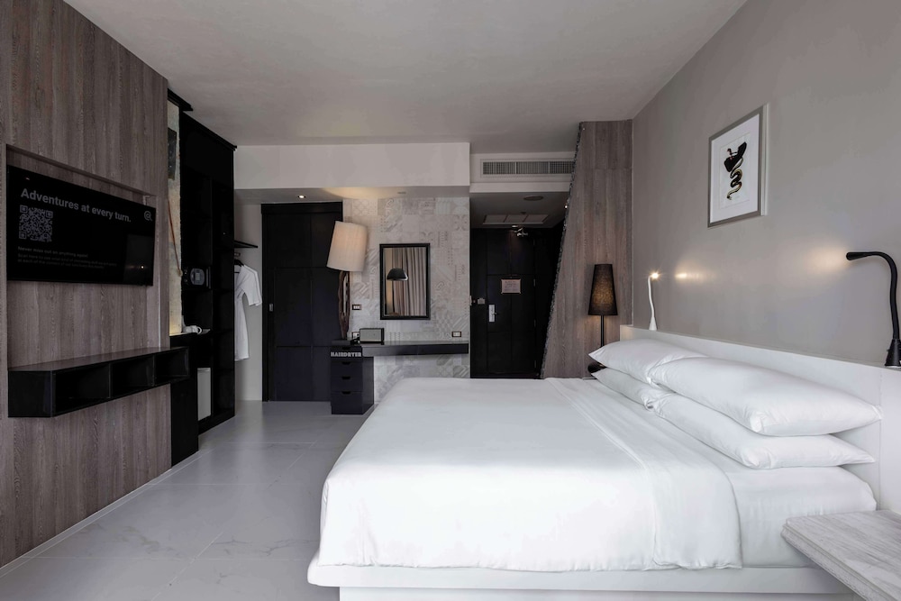 DELUXE, KING BED, CORNER