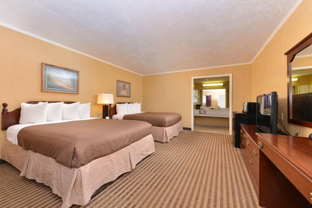 Deluxe, 2 Queen Beds
