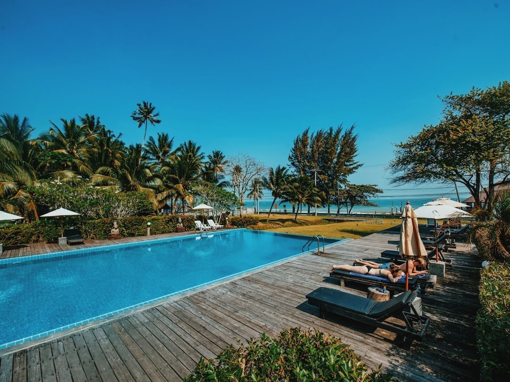 Nana Beach Hotel 78/80