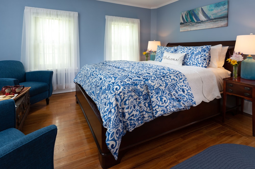 Camden, Queen Bed, Private Bathroom