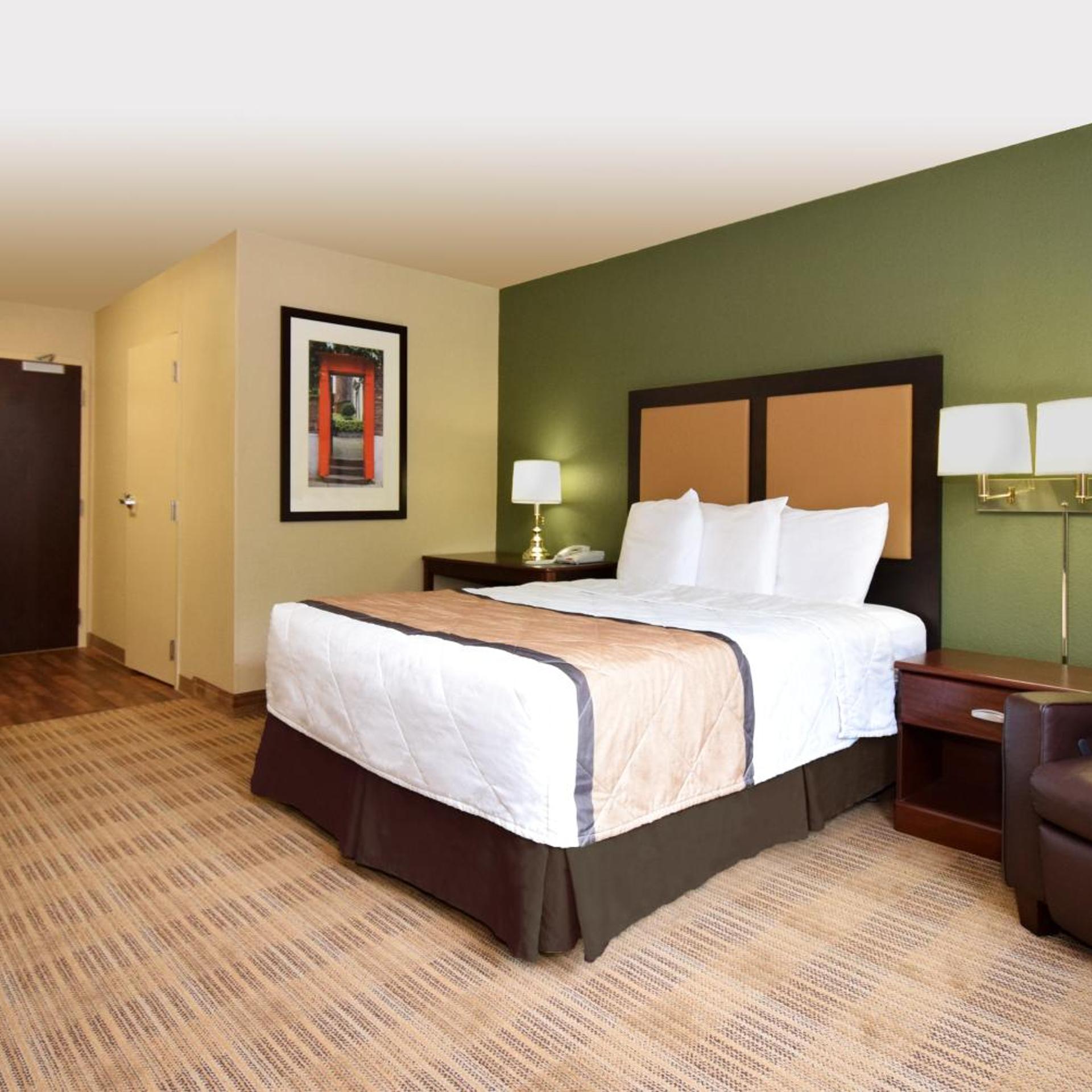 ROOM, QUEEN BED