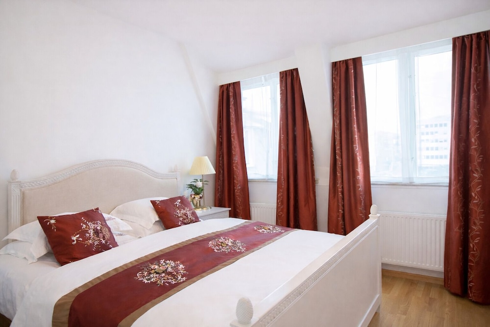 Deluxe, Family, King Bed, 2 Sofa