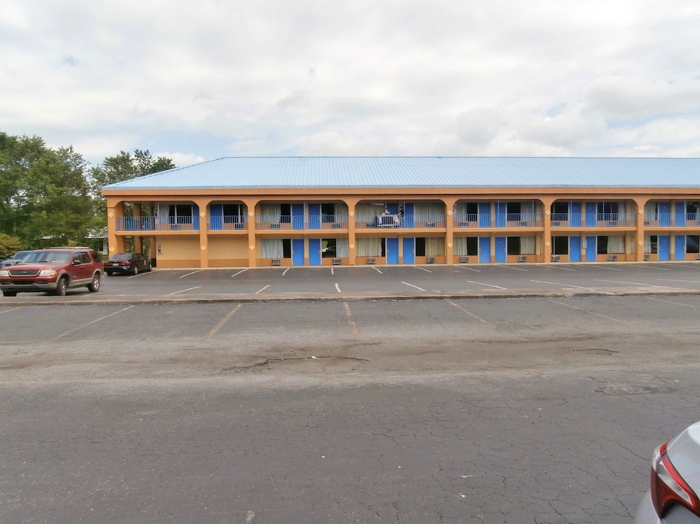 Country Hearth Inn and Suites Cartersville 12/34