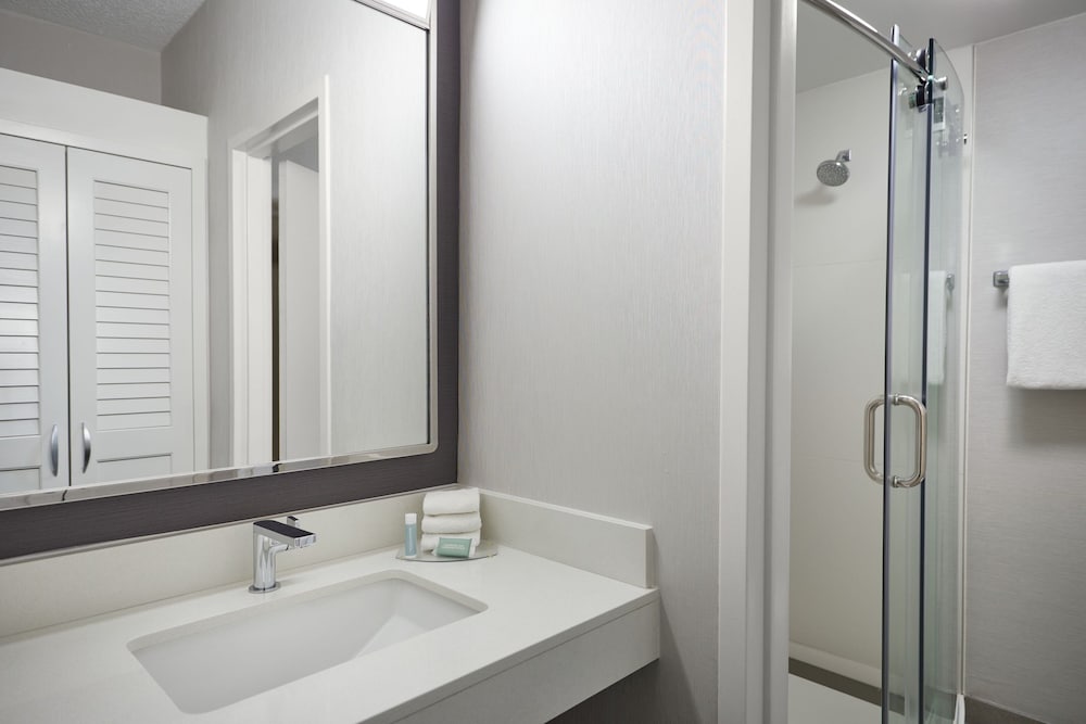 غرفة ديلوكس بسرير كينج مع أريكة لذوي الإعاقة، Courtyard by Marriott Kansas City Overland Park/Metcalf, South of College Boulevard 3/4