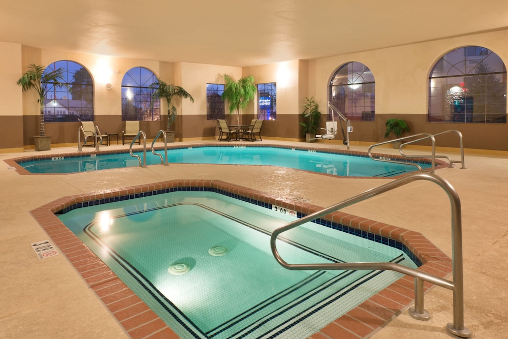 Holiday Inn Express Show Low 24/47