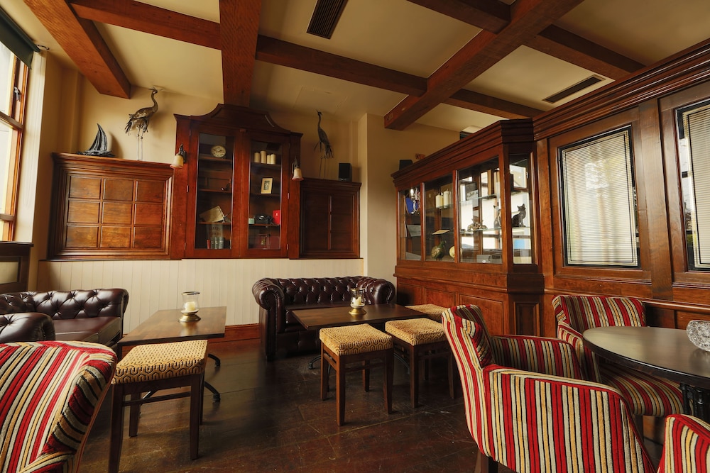 Riverside Hotel 33/50