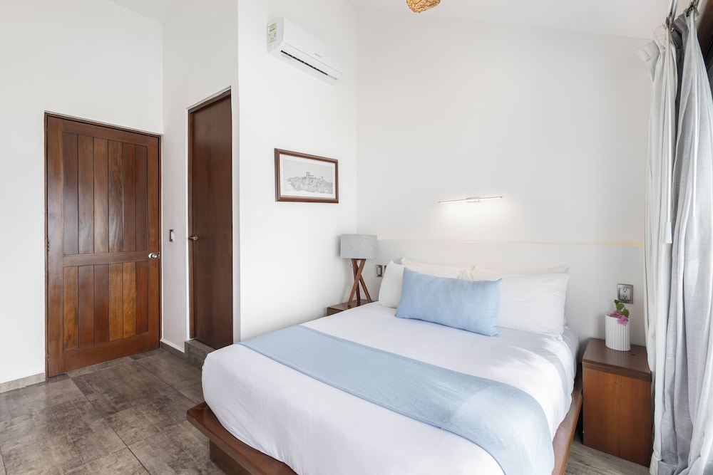 LUXURY, SUITE, QUEEN BED, SEA VIEW, PRIVATE BATHROOM