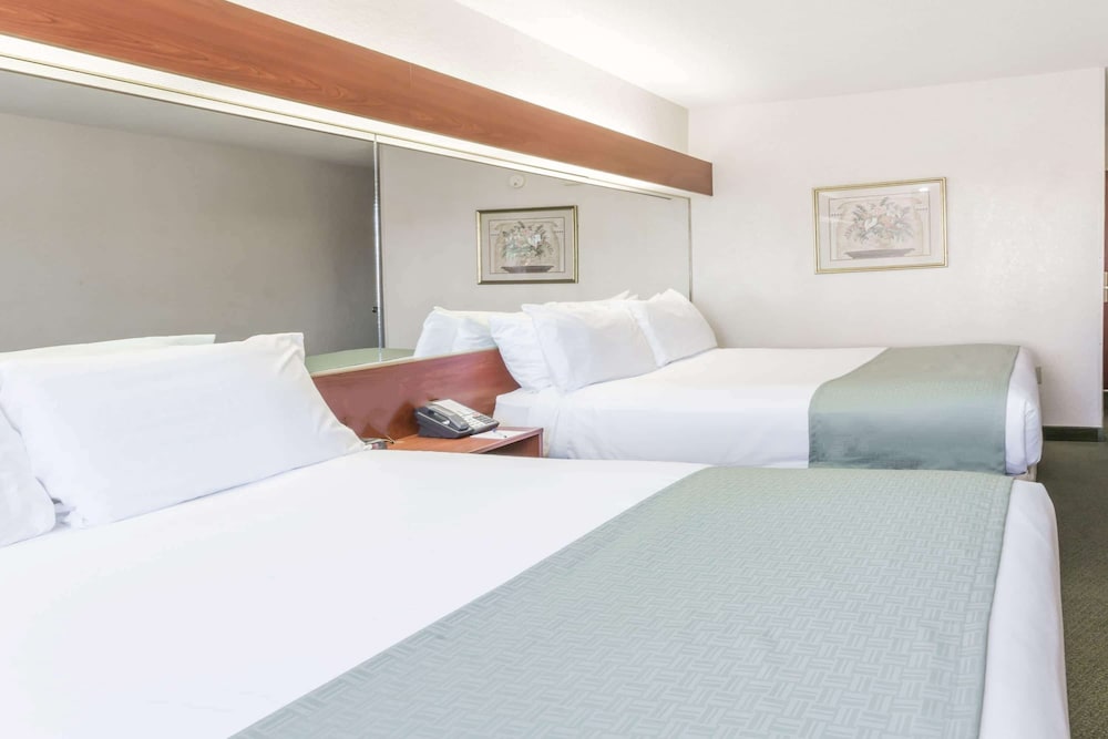 Microtel Inn Suites By Wyndham Marianna 5/23