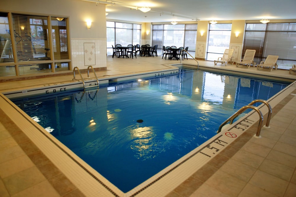 Hampton Inn and Suites by Hilton Laval 1/71