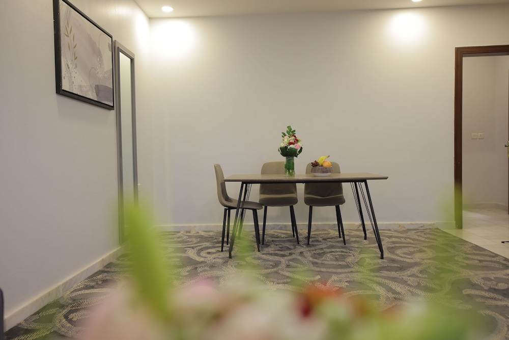 Laten Suites Al Salim Plaza 53/55