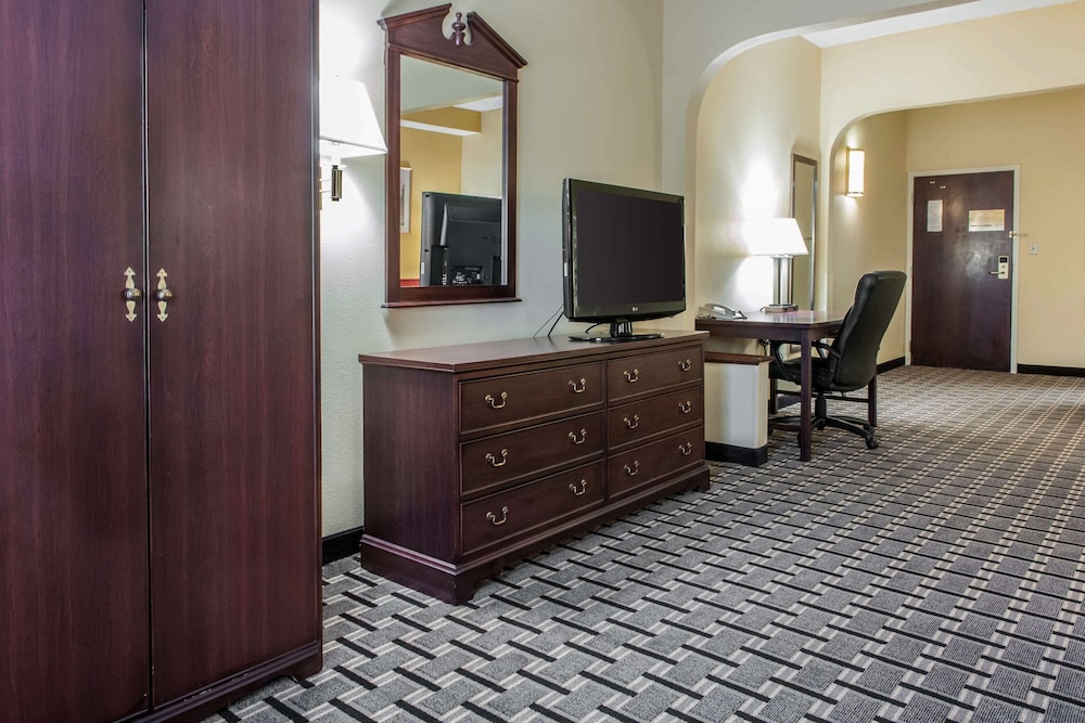 Clarion Inn & Suites Indianapolis Northwest 8/55